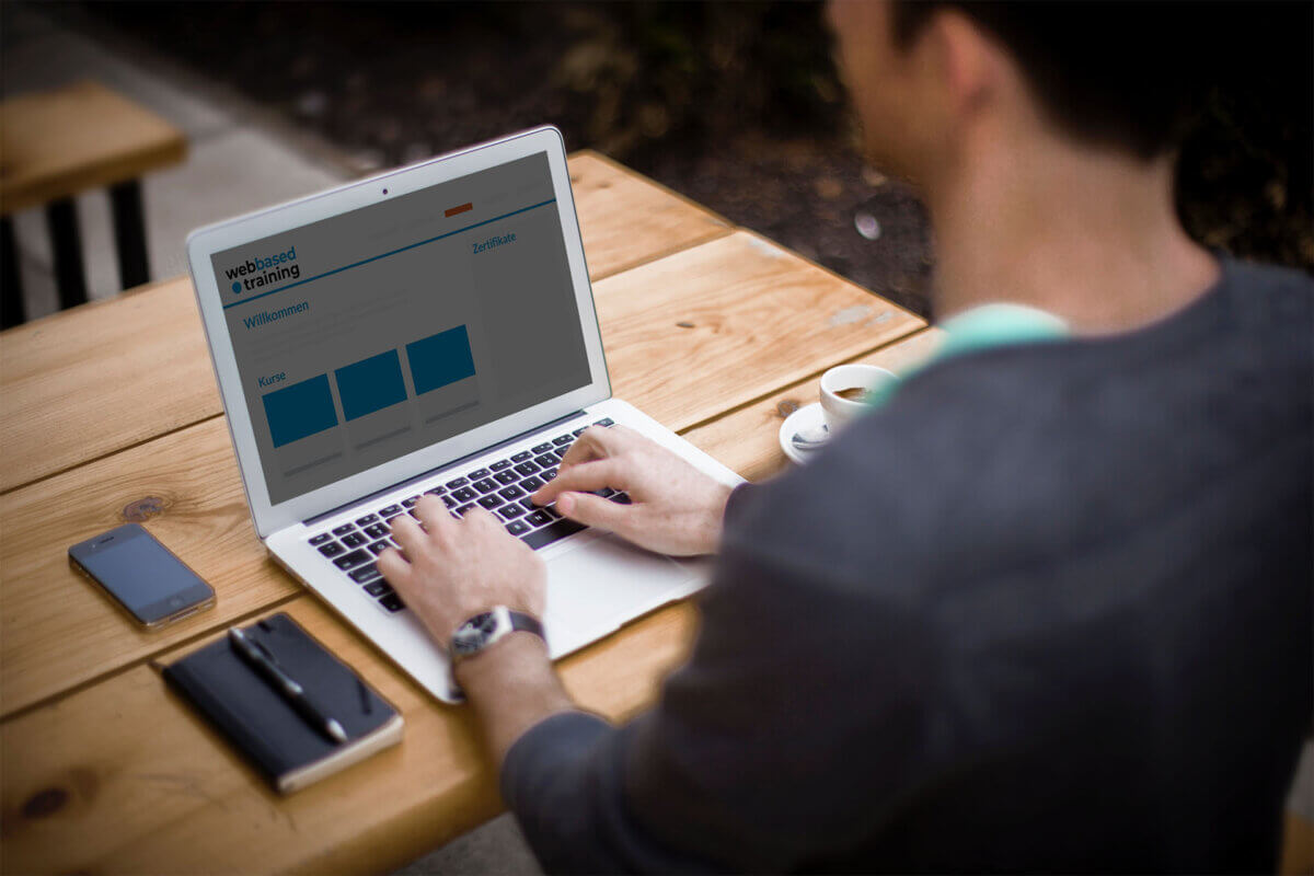 webbased.training in der Nutzung auf einem Laptop-Bildschirm