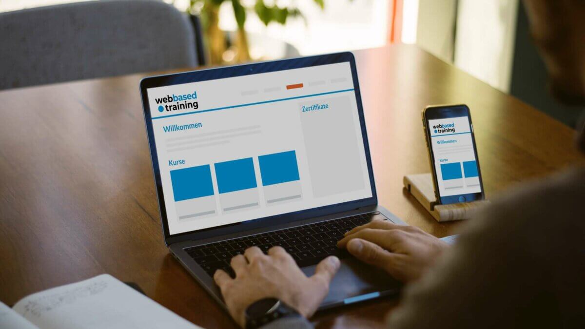 Jemand nutzt auf seinem Laptop und Smartphone webbased.training als Lernplattform